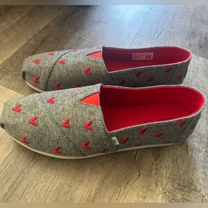 Toms Alpargatas Gray with Embroidered Red Hearts Size 8.5 NWOT